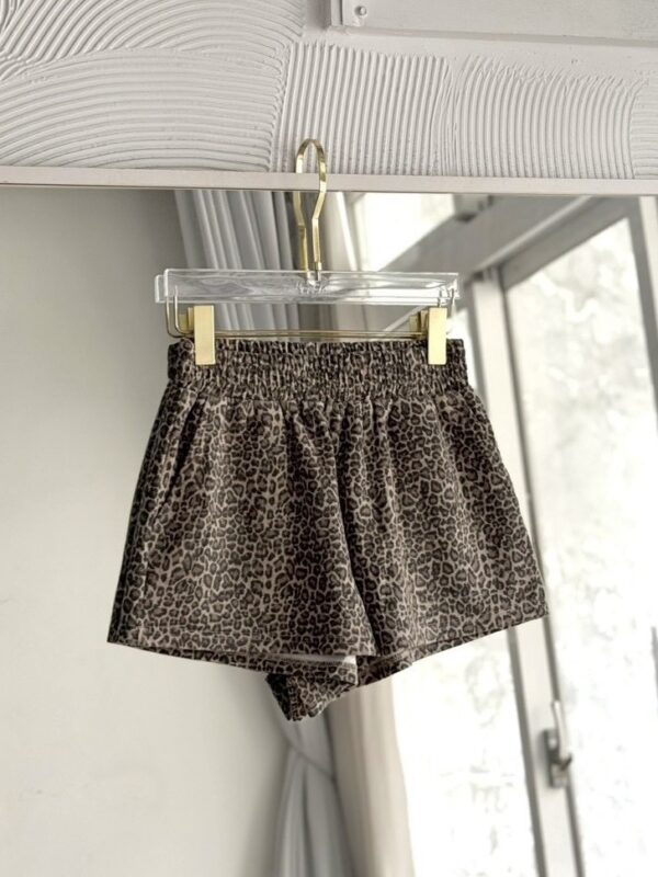 超舒服絨感豹紋短褲