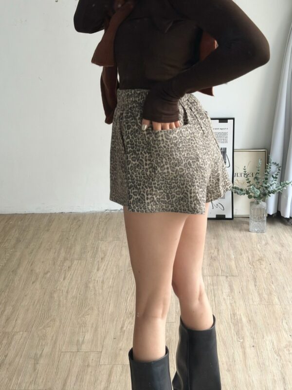 超舒服絨感豹紋短褲