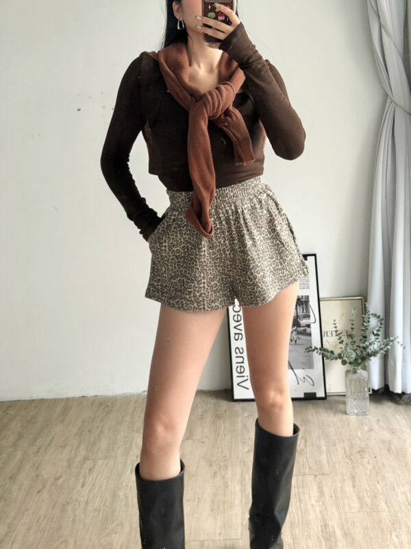 超舒服絨感豹紋短褲